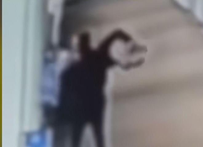 面曝光父亲行为被怒骂太恶心人反转！向老师滋水后续监控画(图8)