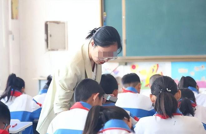 面曝光父亲行为被怒骂太恶心人反转！向老师滋水后续监控画(图2)